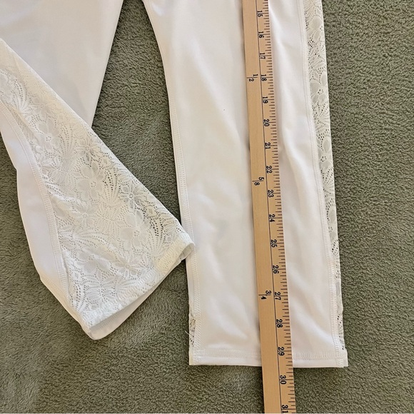 Fila Cropped Sports Yoga Leggings White Lace Pockets NWOT Size Large - Picture 7 of 12